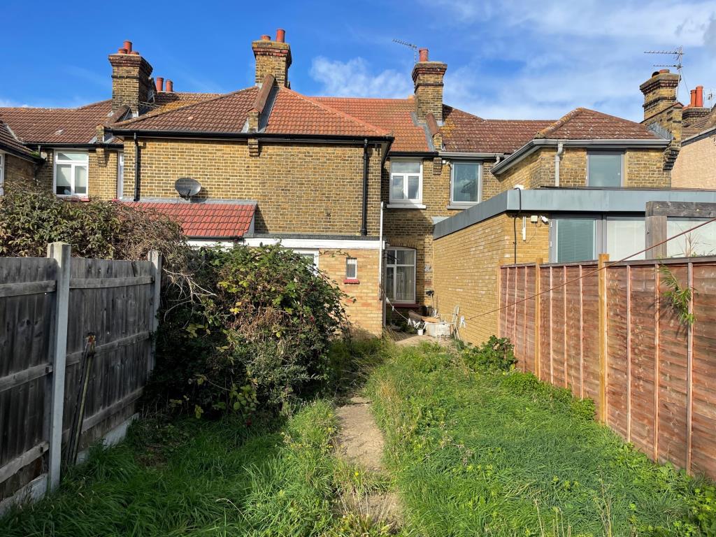Lot: 82 - THREE-BEDROOM TERRACE HOUSE FOR IMPROVEMENT -